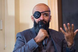 Найем: Кстати, очень нравится, как дети реагируют на отсутствие глаза. Они искренне рассматривают