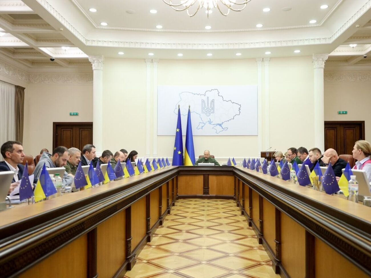 На деоккупированных территориях Украины начали&nbsp;строить фортификационные сооружения, чтобы защитить их от повторного захвата, отметил Шмыгаль (по центру)