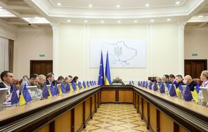 На деоккупированных территориях Украины начали строить фортификационные сооружения, чтобы защитить их от повторного захвата, отметил Шмыгаль (по центру)