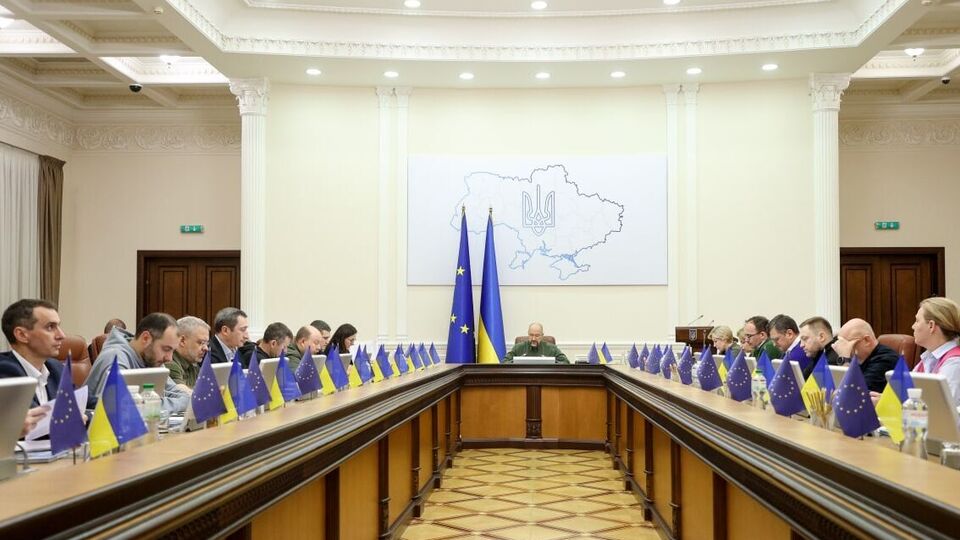 На деокупованих територіях України почали зводити фортифікаційні споруди, щоб захистити їх від повторного захоплення, зазначав Шмигаль (по центру)