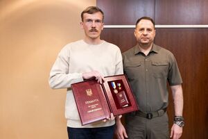 Герой України Прокопенко (ліворуч) 3 жовтня у Туреччині отримав орден "Золота зірка"