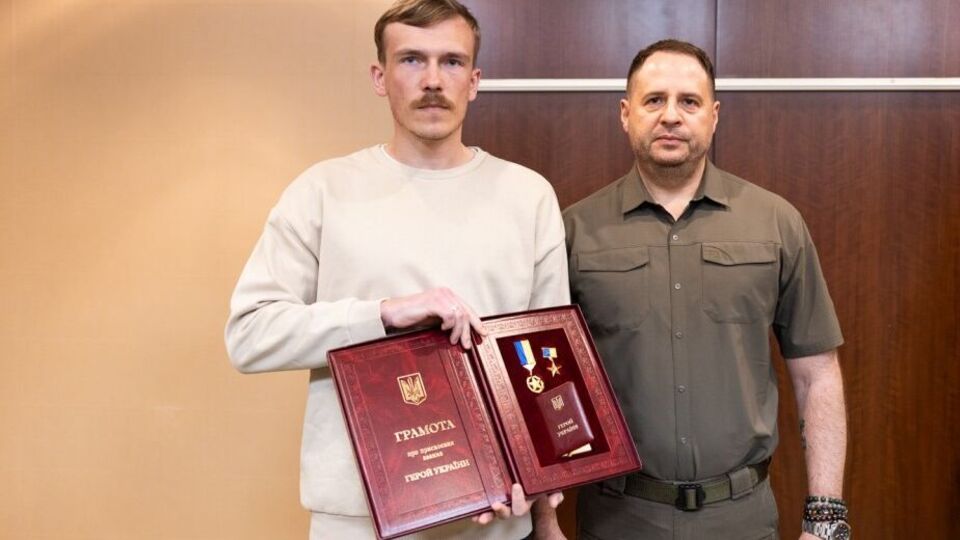 Герой України Прокопенко (ліворуч) 3 жовтня у Туреччині отримав орден "Золота зірка"