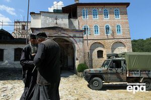 По данным СМИ, граждане РФ могли переводить средства на счета монастырей в Греции, чтобы сберечь свои деньги