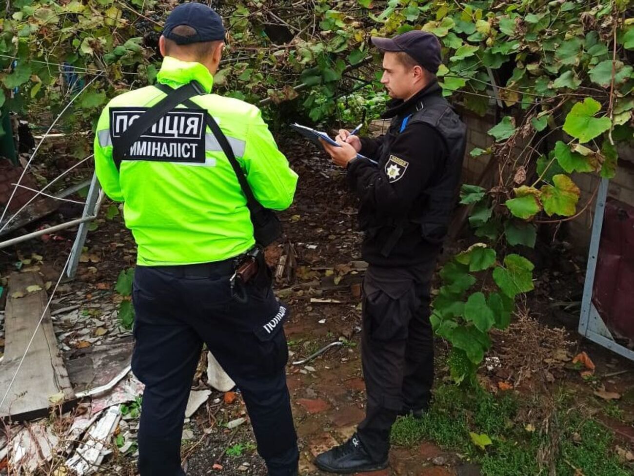 Сотрудники Изюмского райуправления выявленные останки тел направили на проведение судебно-медицинской экспертизы, отметили в полиции Харьковской области