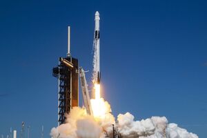 Космический корабль был запущен с четырьмя астронавтами на борту
