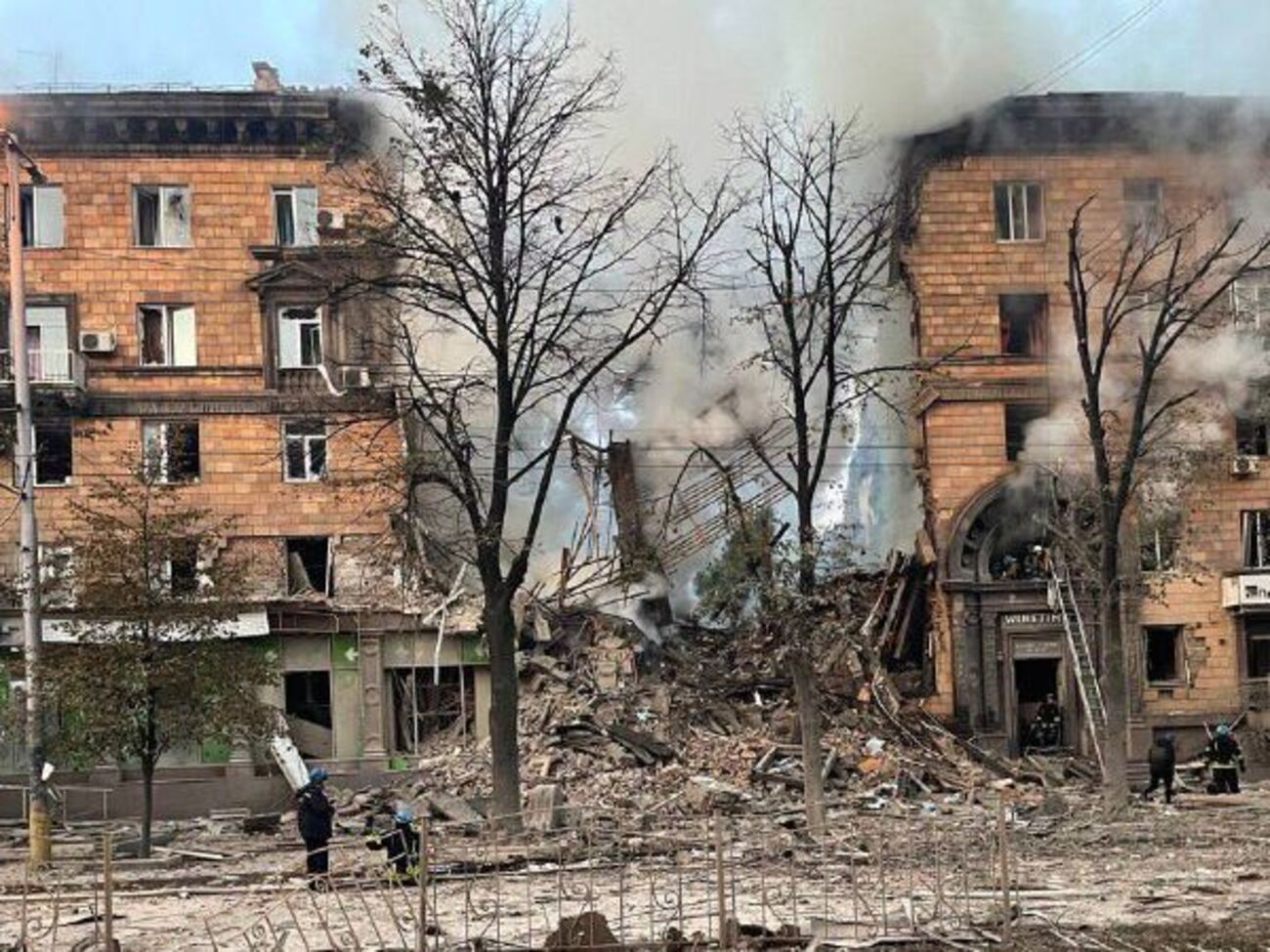 Уранці 6 жовтня російські загарбники завдали семи ракетних ударів по багатоповерхівках у Запоріжжі