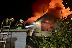 У Нікополі внаслідок обстрілу сталася пожежа в житловому будинку