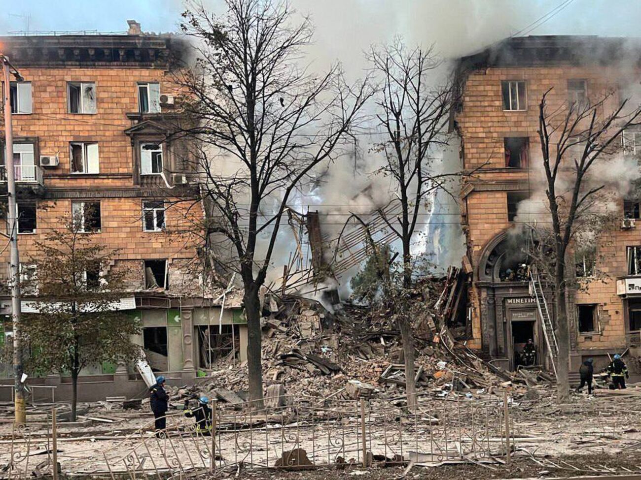 По уточненным данным, спасатели смогли спасти 21 человека