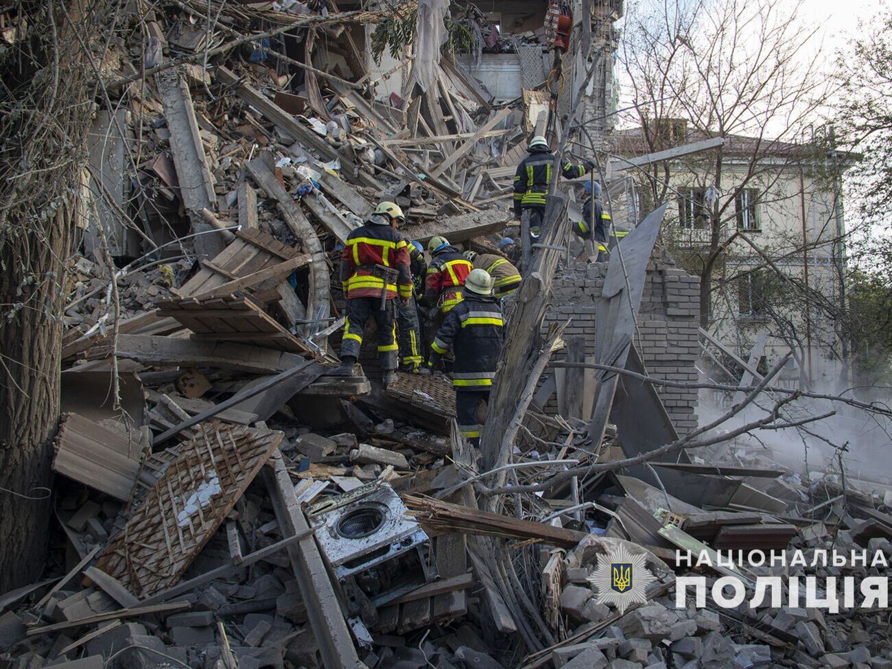 Рятувальники досі розбирають завали