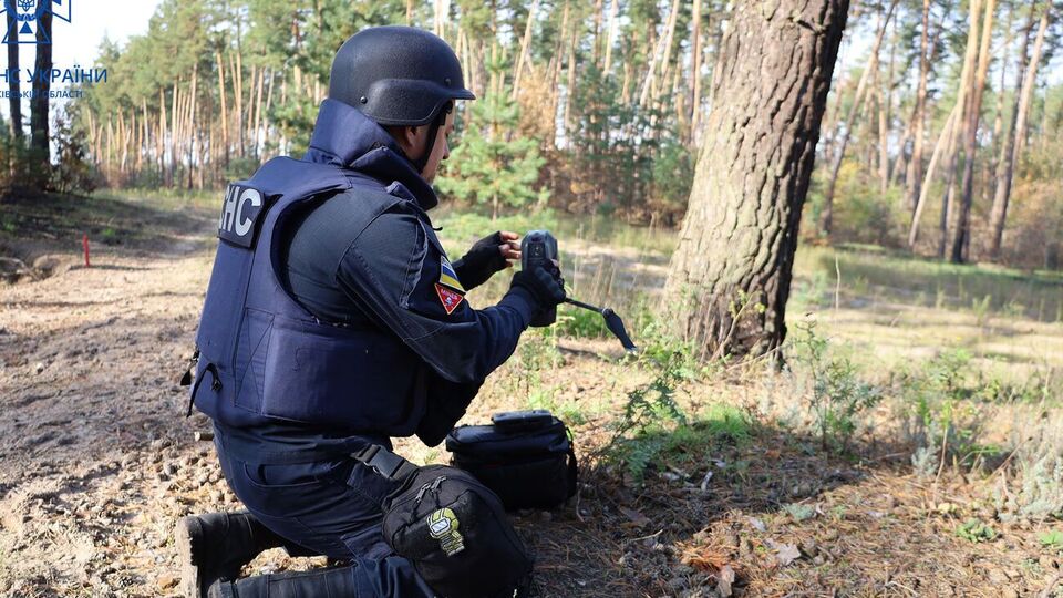 В Киевской области пиротехники продолжают выявлять и обезвреживать взрывоопасные предметы