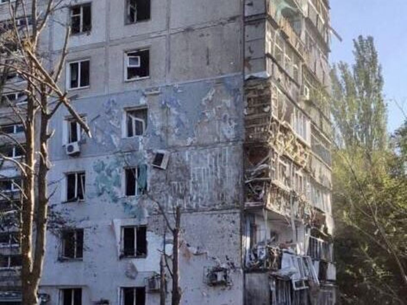 Окупанти влучили у двір багатоповерхівки