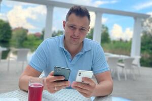 Лавриненко работал менеджером по продажам в строительном магазине до того, как создал "Труху"