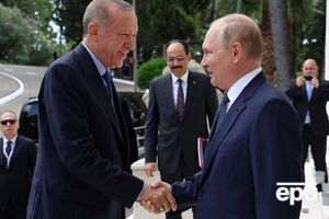 Эрдоган (на фото слева) неоднократно общался с Путиным о войне в Украине