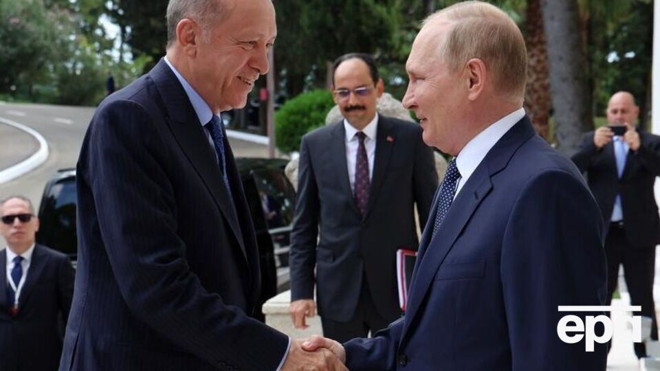 Эрдоган (на фото слева) неоднократно общался с Путиным о войне в Украине
