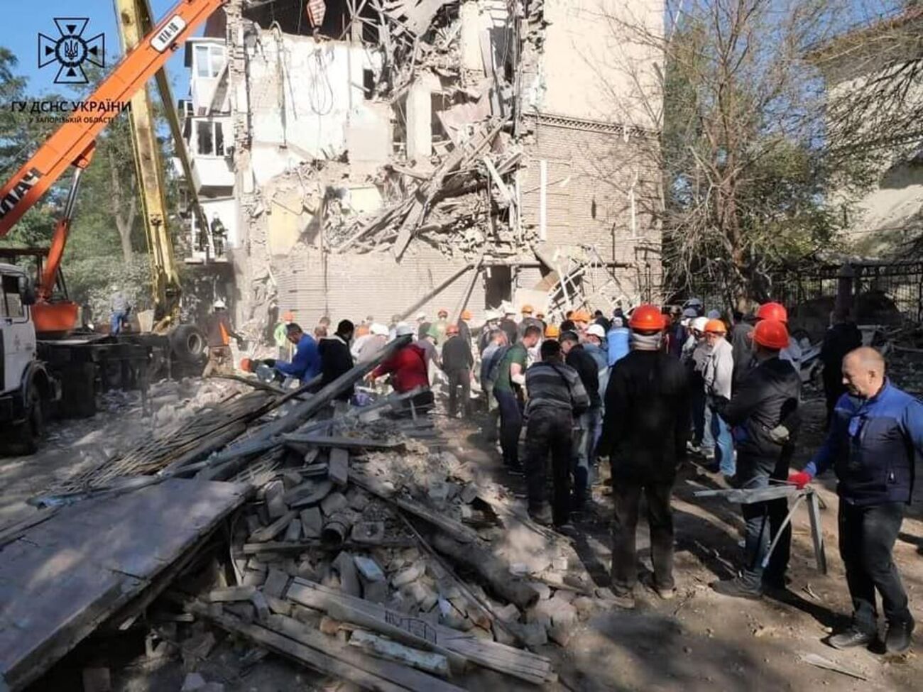 До розбирання завалів залучають місцевих жителів