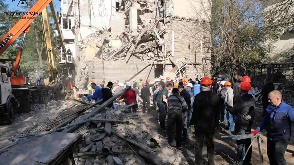 До розбирання завалів залучають місцевих жителів