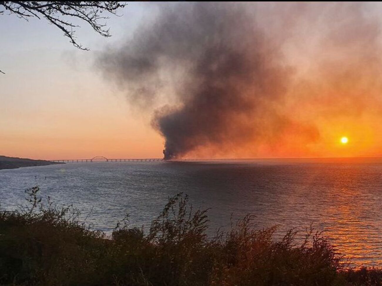 Местные оккупационные власти заявляют, что на мосту горит цистерна с топливом