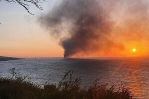 Местные оккупационные власти заявляют, что на мосту горит цистерна с топливом