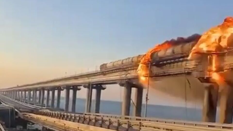 Часть моста разрушена