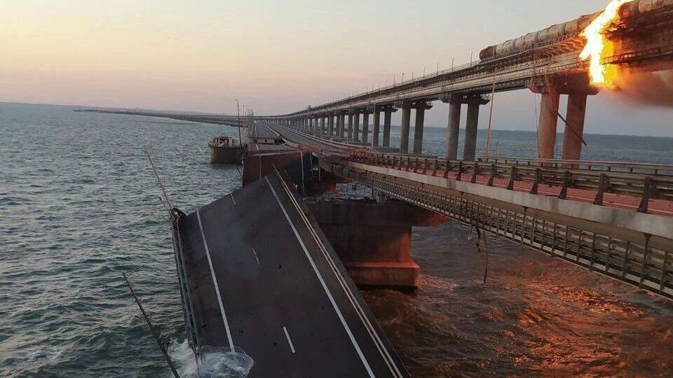 Конструкции моста разрушены