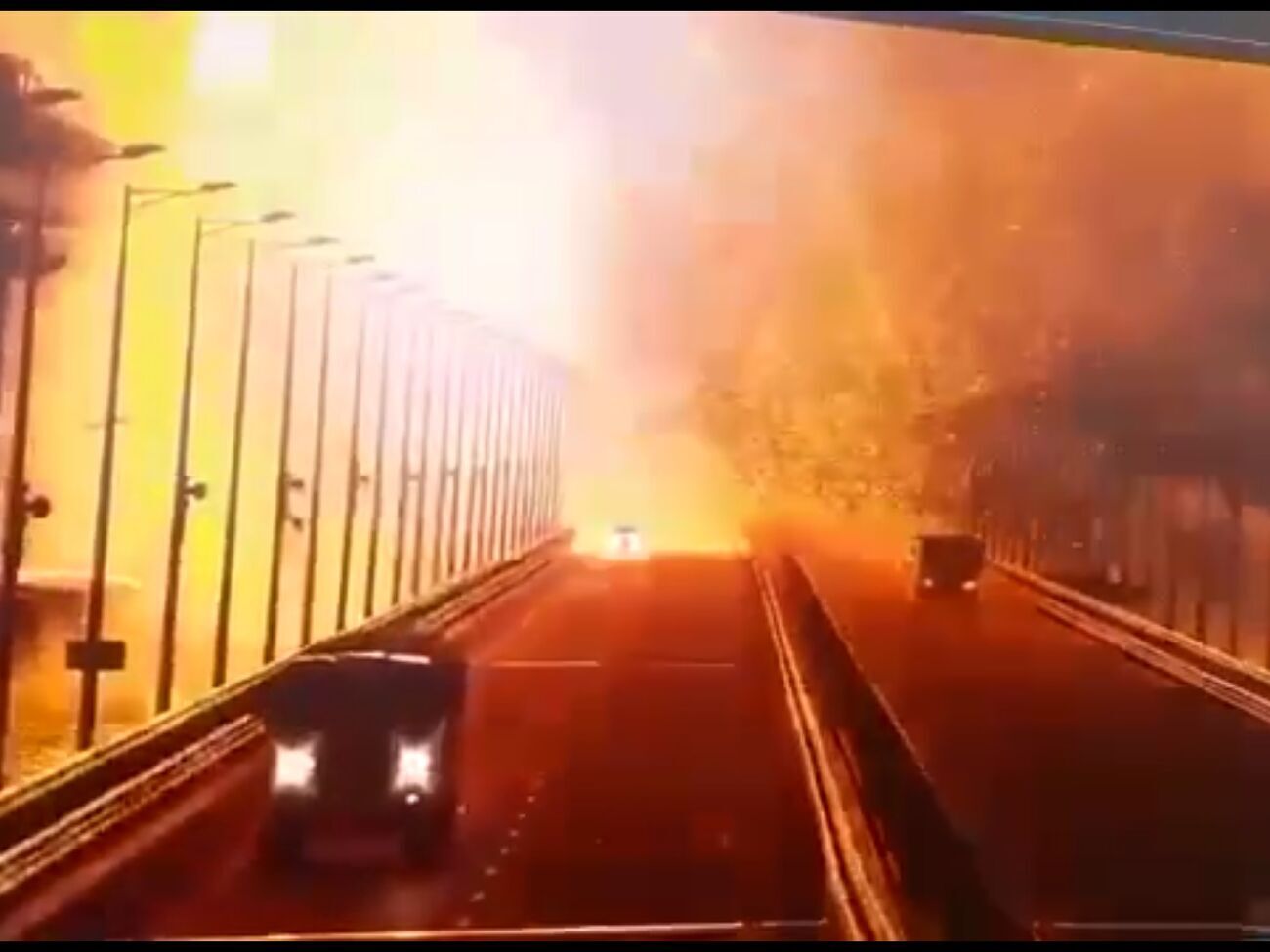 Мост после пожара закрыли для проезда