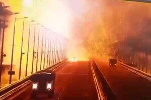 Мост после пожара закрыли для проезда