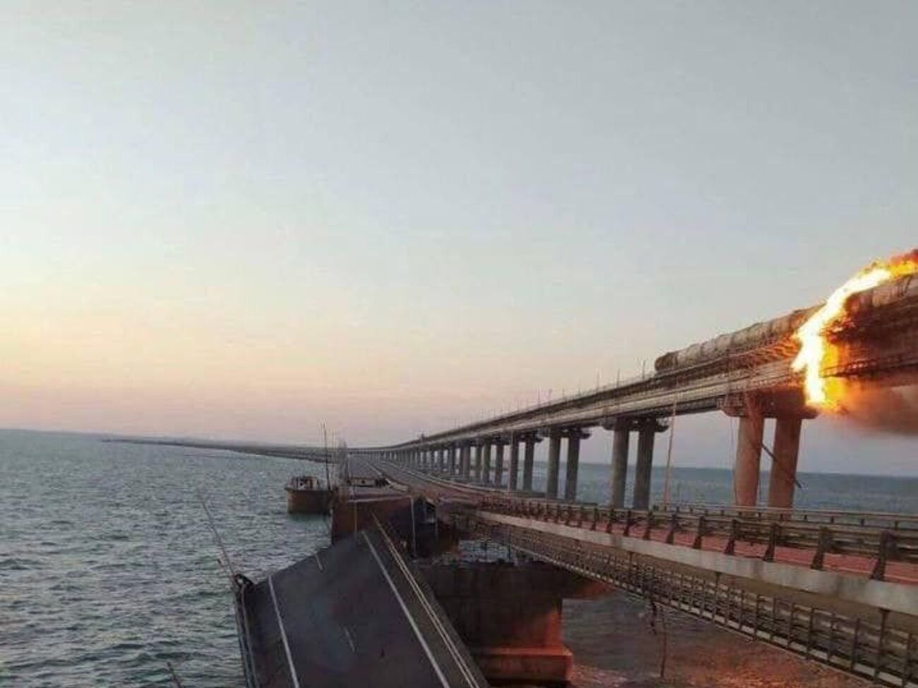 Движение по Крымскому мосту после пожара остановлено