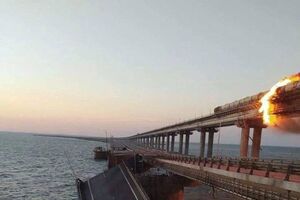 Рух Кримським мостом після пожежі зупинено