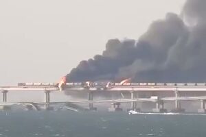 Кримський міст, як і крейсер "Москва", пішов на дно, зазначили в Міноборони і запитали, що в росіян далі у списку