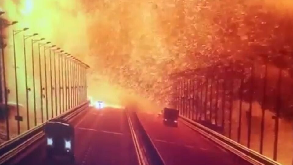 На Кримському мосту сьогодні сталися вибух та пожежа, частину конструкцій зруйновано
