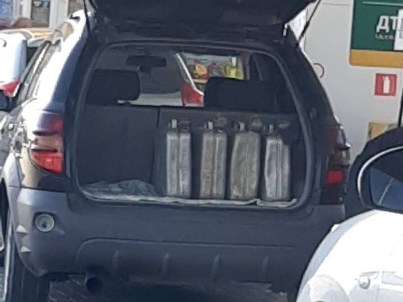 Несмотря на заявления "власти", крымчане закупают топливо впрок