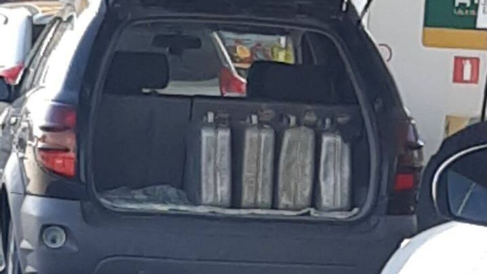 Попри заяви влади, кримчани закуповують пальне наперед