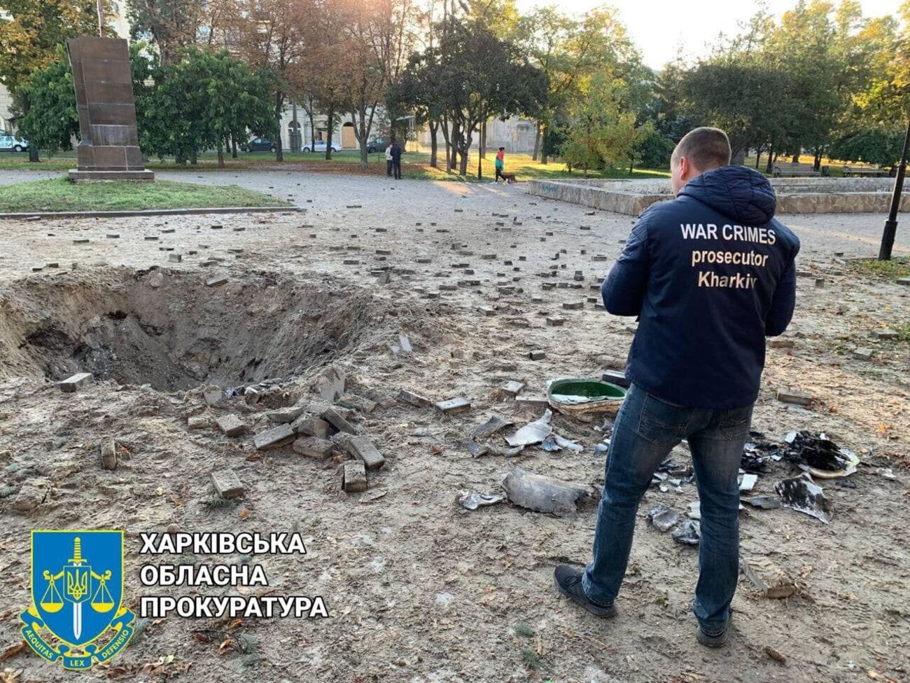 Одна з ракет влучила у парк відпочинку, внаслідок вибуху утворилася вирва діаметром 3 м