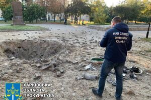 Одна из ракет попала в парк отдыха, в результате взрыва образовалась воронка диаметром три метра