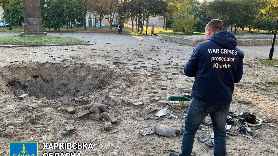 Одна з ракет влучила у парк відпочинку, внаслідок вибуху утворилася вирва діаметром 3 м