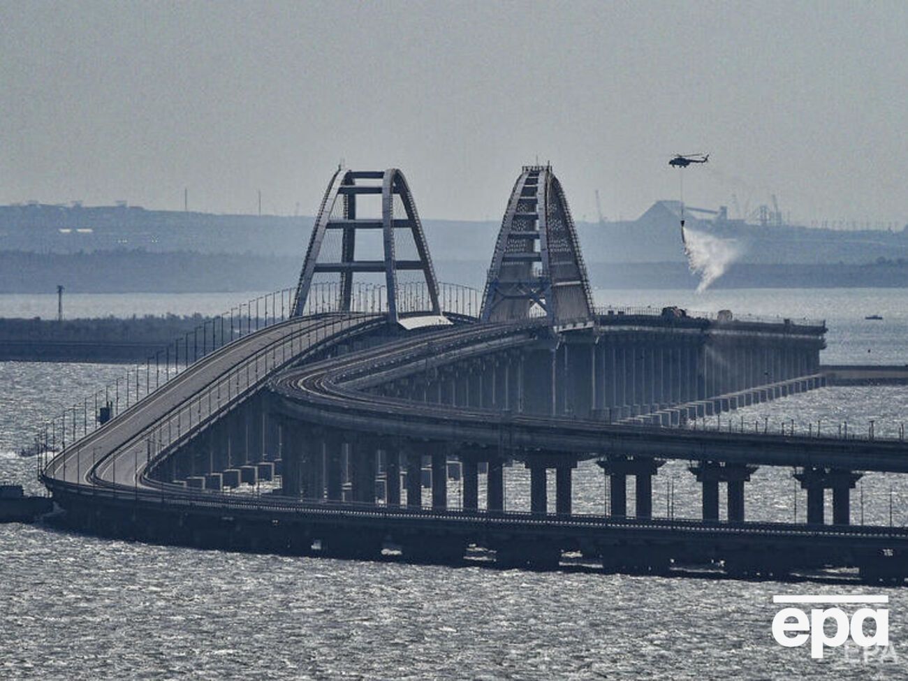 Часть конструкций моста разрушена, движение по нему закрыли