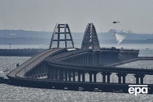 Часть конструкций моста разрушена, движение по нему закрыли