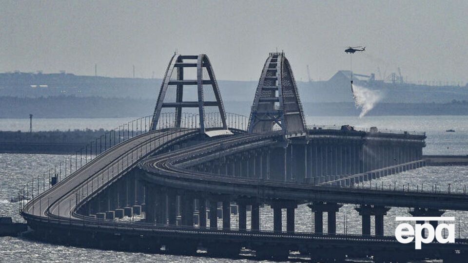 Частину конструкцій мосту зруйновано, рух по ним закрили