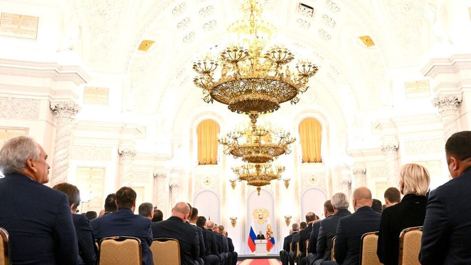 Невзоров назвал происходящее в Георгиевском зале 30 сентября "великолепным кукольным театром, где фигурки двигались и открывали рты синхронно"
