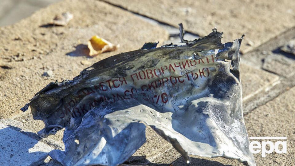 Окупанти завдали трьох ракетних ударів по Україні. На світлині – уламок від ракети С-300 у Харкові