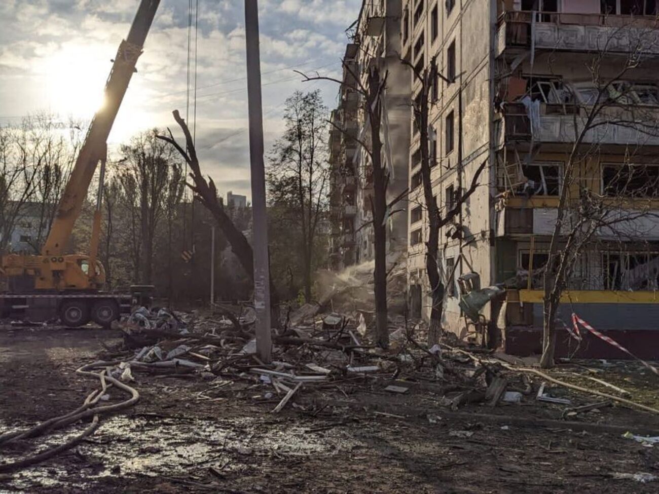 Під завалами будинку ще можуть бути люди, там працюють рятувальники