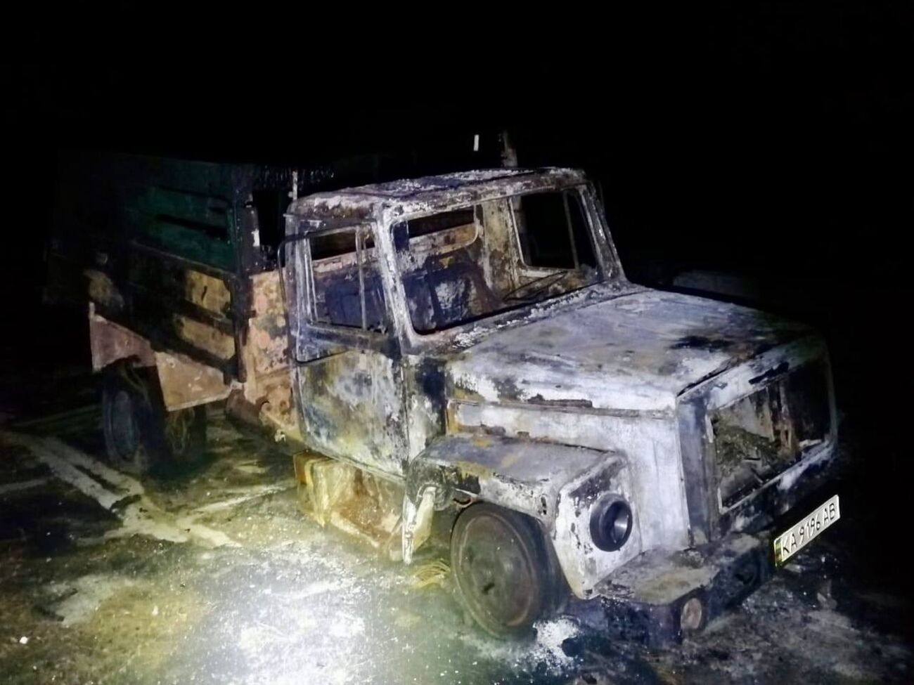 В Никополе из-за обстрела сгорели три автомобиля, девять повреждены