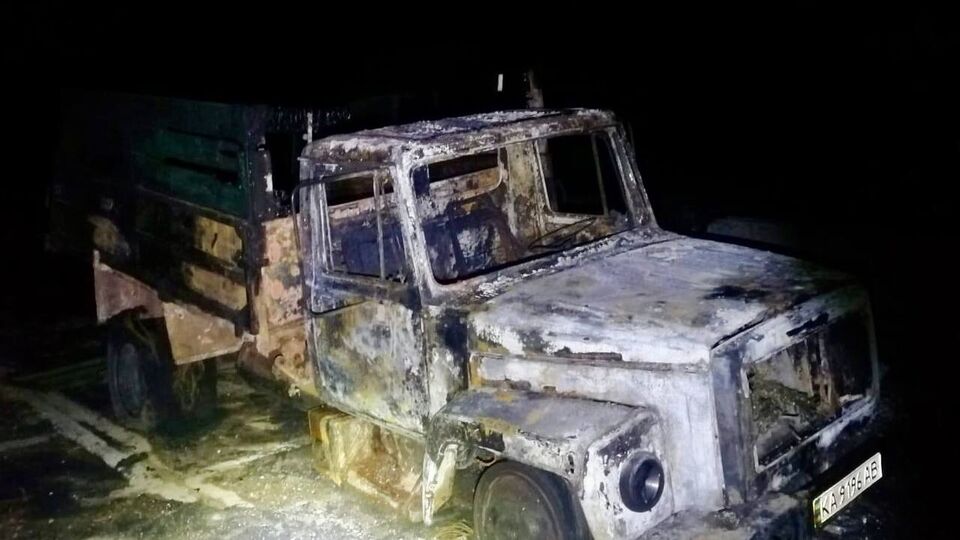 В Никополе из-за обстрела сгорели три автомобиля, девять повреждены