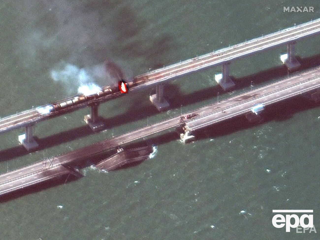 Автомобільну гілку мосту частково зруйновано