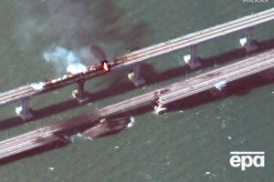 Автомобильная ветка моста частично разрушена