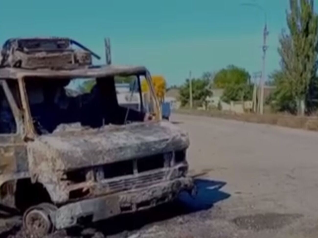За словами очевидців, у мікроавтобус із цивільними влучила ракета, яку випустив російський літак