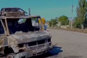 За словами очевидців, у мікроавтобус із цивільними влучила ракета, яку випустив російський літак