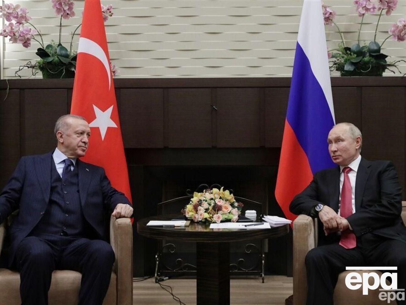 Путин (справа) рассказал Эрдогану (слева)&nbsp;о причинах принятого Россией решения приостановить действие "зернового соглашения", отметили в Кремле