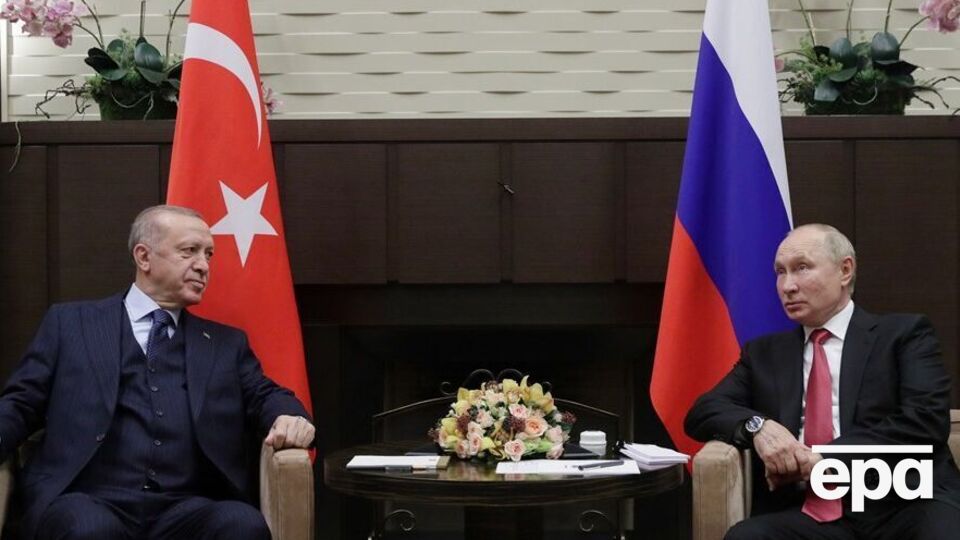Путин (справа) рассказал Эрдогану (слева) о причинах принятого Россией решения приостановить действие "зернового соглашения", отметили в Кремле