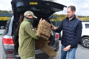 Силантьев уже передавал бронежилеты от "Стального фронта" медикам, участникам ТрО и сотрудникам ГСЧС в Киеве